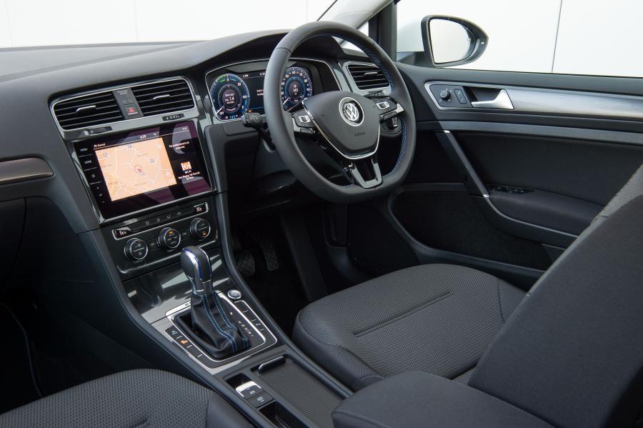 Интерьер Volkswagen e-Golf 2017 года  (UK) (фото 6 из 28)